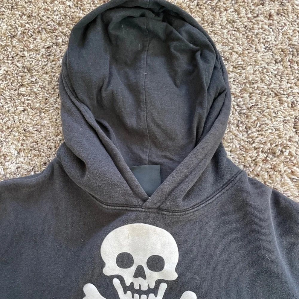 Vintage Giant Merchandising Black Skull and Crossbones Graphic Hoodie Mens Large